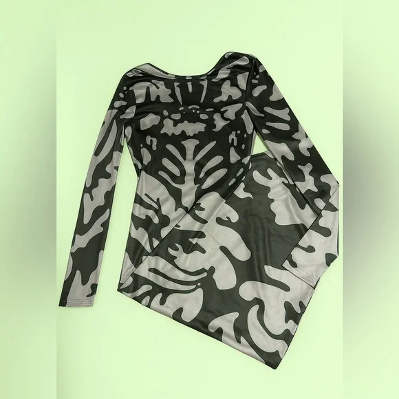 BELLA BARNETT Printed Backless Long Sleeve Dress - Picture 3 of 3